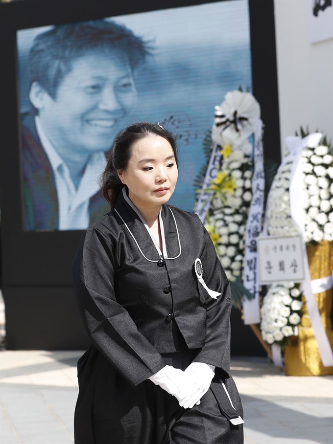 23일 오전 서울 마포구 상암 MBC 사옥에서 진행된 고(故) 이용마 기자 영결식에서 고인의 아내가 헌화 및 분향 후 자리로 돌아오고 있다. 뉴스1