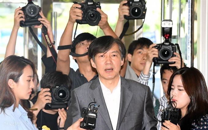 조국 법무무장관 후보자의 청문회 일정을 놓고 여야 공방이 격화하는 가운데 조 후보자가 23일 오전 서울 종로구 적선동 현대빌딩으로 출근하면서 “국민청문회가 준비될 경우 당연히 출석해 답하겠다”고 말하고 있다. 서재훈 기자 spring@hankookilbo.com