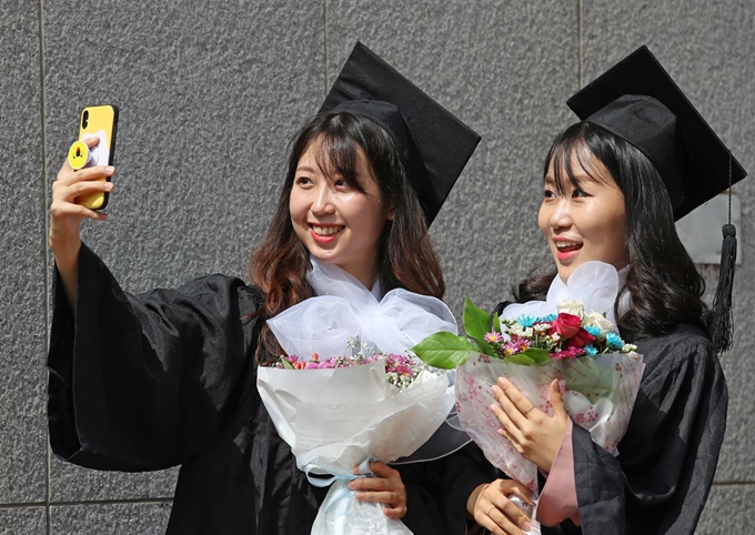 22일 서울 마포구 홍익대학교에서 열린 2018학년도 후기 학위수여식에서 졸업생들이 기념촬영을 하고 있다. 연합뉴스