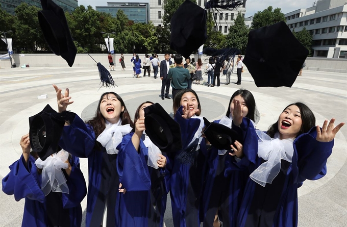 23일 서울 용산구 숙명여자대학교에서 열린 2018학년도 후기 학위수여식에서 졸업생들이 학사모를 하늘 높이 던지고 있다. 뉴스1