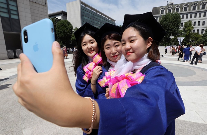 23일 서울 용산구 숙명여자대학교에서 열린 2018학년도 후기 학위수여식에서 졸업생들이 기념촬영을 하고 있다. 뉴스1