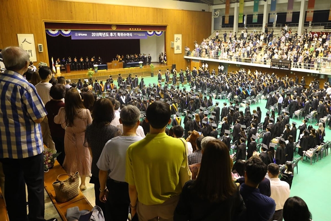 22일 서울 마포구 홍익대학교에서 2018학년도 후기 학위수여식이 열리고 있다. 연합뉴스