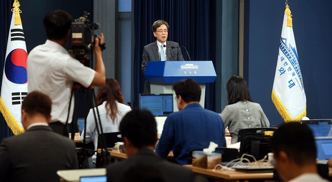 김현종 청와대 국가안보실 2차장이 23일 지소미아 종료 결정과 관련해 설명하고 있다. 청와대사진기자단