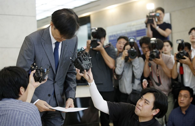 조국 법무부 장관 후보자가 23일 오후 서울 종로구 적선현대빌딩에서 논란이 일고 있는 사모펀드와 사학재단 웅동학원을 사회에 환원하겠다고 밝힌 후 인사하고 있다. 뉴스1