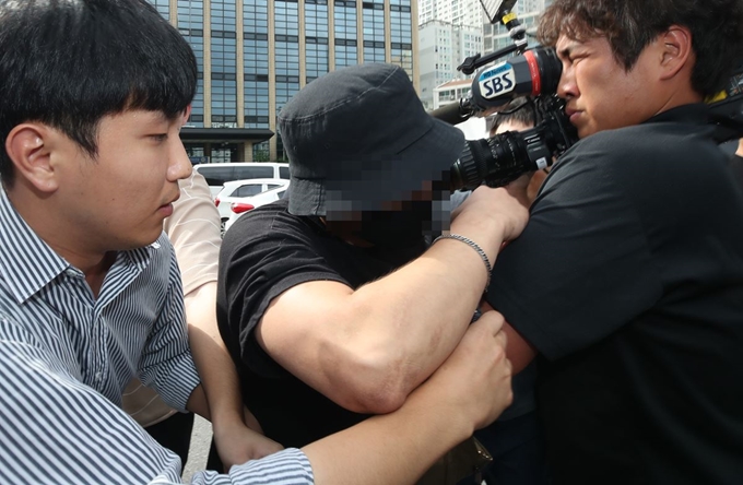 한국인 남성이 국내에서 일본인 여성을 위협하고 폭행하는 정황이 담긴 동영상과 사진이 인터넷에서 퍼져 논란이 확산한 가운데 경찰이 영상 속 피의자의 신병을 확보했다. 24일 오후 서울 마포경찰서에서 조사를 마친 남성이 경찰서를 나서고 있다. 연합뉴스