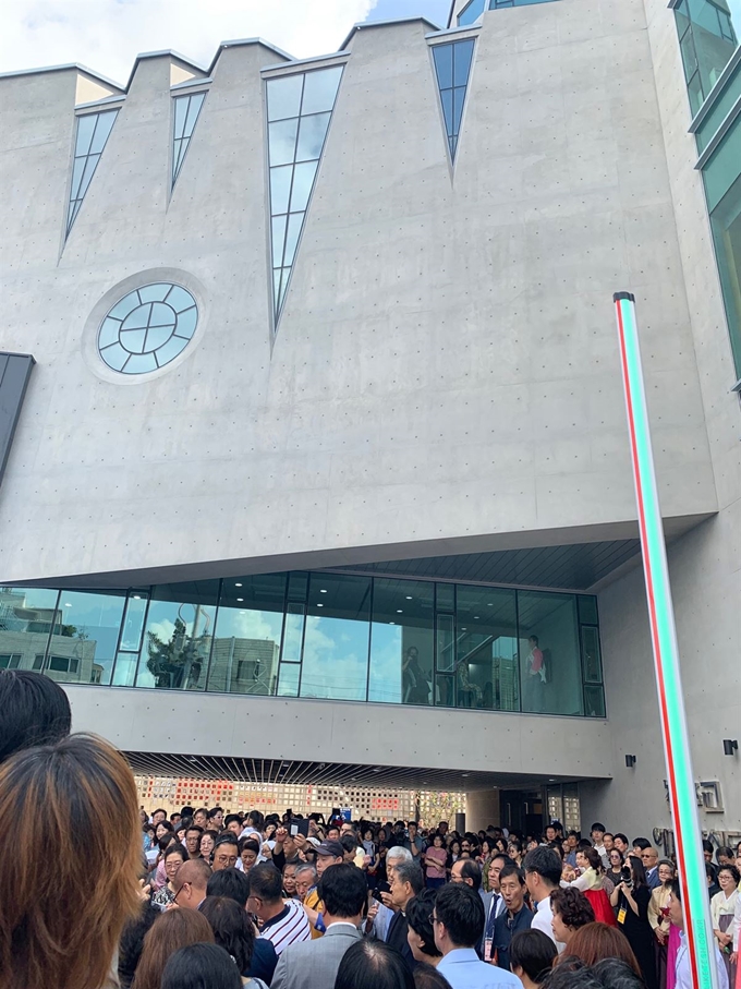 25일 문을 연 서울 성동구 마장동 ‘에파타 성당’ 외부에 수백 명의 신자들이 몰려 축성식을 기다리고 있다.