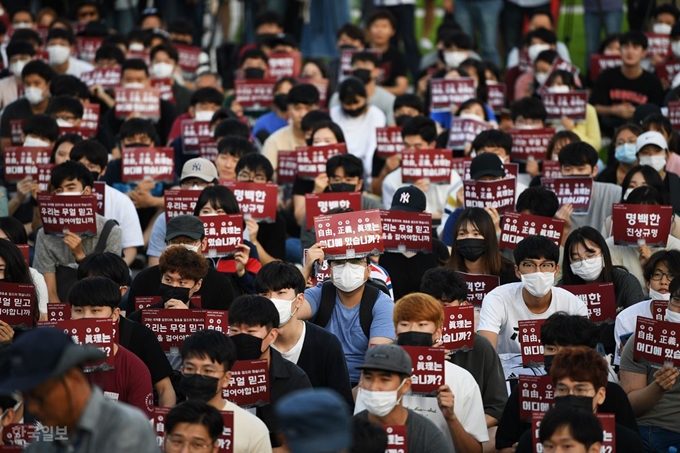 23일 오후 서울 고려대 안암캠퍼스 중앙광장에 모인 고려대 학생들이 조국 법무부 장관 후보자의 딸과 관련된 입시비리 의혹에 항의하는 피켓 시위를 벌이고 있다. 박형기 인턴기자