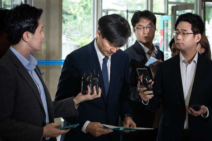 조국 법무부 장관 후보자가 25일 서울 종로구에 마련된 인사청문회 준비 사무실로 들어서며 입장을 밝힌 후 인사하고 있다. 뉴스1