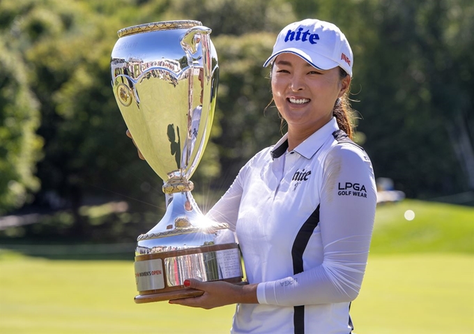 고진영이 26일 캐나다 온타리오주 오로라 마그나 골프클럽에서 막을 내린 LPGA 투어 캐나다 퍼시픽(CP) 여자오픈에서 우승한 뒤 트로피를 들고 미소짓고 있다. 오로라=AP 연합뉴스