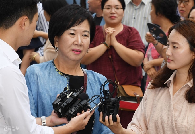 목포 부동산 투기 의혹을 받고 있는 무소속 손혜원 의원이 26일 오전 서울남부지법에서 열린 1차 공판에 출석하며 취재진의 질문에 답하고 있다. 배우한 기자