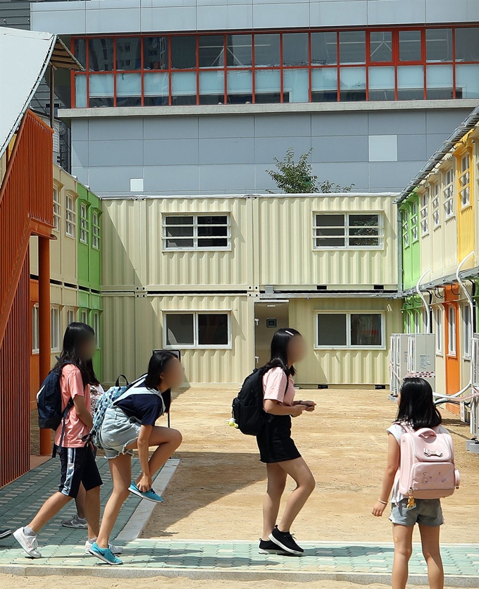 26일 오후 서울 은평구 은명초등학교에서 개학을 맞은 학생들이 수업을 마치고 임시가설교실을 나서고 있다. 은명초는 지난 6월 화재로 불에 탄 3, 5학년 교실을 대체하기 위해 운동장에 임시가설교실 20개실을 설치 운영하고 있다. 운동장 활용 공간이 부족하다는 점을 감안해 당분간 체육수업은 체육관과 기타공간을 활용할 계획이다. 뉴스1