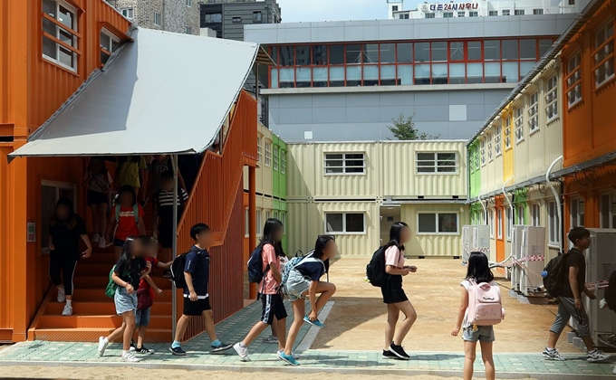 26일 오후 서울 은평구 은명초등학교에서 개학을 맞은 학생들이 수업을 마치고 임시가설교실을 나서고 있다. 뉴스1