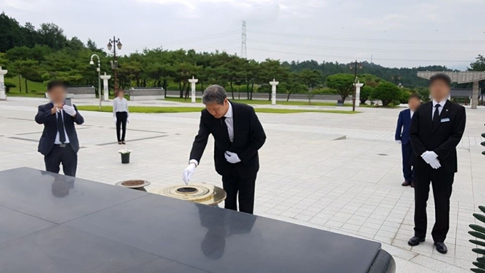 노태우 전 대통령의 아들 재헌씨가 지난 23일 광주 북구 국립5ㆍ18민주묘지를 찾아 참배하고 있다.재헌씨는 이날 참배에 앞서 방명록에 '삼가 옷깃을 여미며 5ㆍ18광주민주화운동 희생자분들 영령의 명복을 빕니다. 진심으로 희생자와 유족분들께 사죄드리며 광주 5ㆍ18 민주화운동의 정신을 가슴깊이 새기겠습니다'고 적었다. 뉴스1