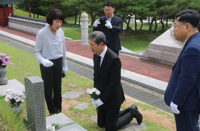 5·18 무력진압을 주도했던 노태우 전 대통령의 장남 재헌(53)씨가 지난 23일 오전 광주 북구 운정동 국립 5·18 민주묘지를 찾아 오월영령 앞에 사죄의 뜻을 밝히고 참배했다. 국립 5·18민주묘지관리소 제공