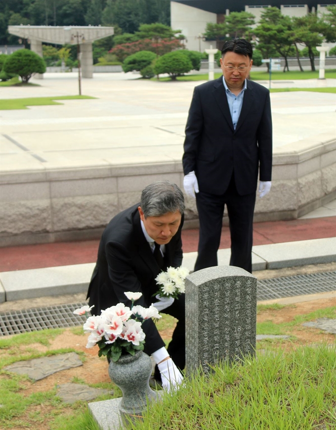 5·18 무력진압을 주도했던 노태우 전 대통령의 장남 재헌(53)씨가 지난 23일 오전 광주 북구 운정동 국립 5·18 민주묘지를 찾아 오월영령 앞에 사죄의 뜻을 밝히고 참배했다. 국립 5·18민주묘지관리소 제공