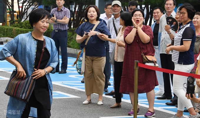 목포 부동산 투기 의혹을 받고 있는 무소속 손혜원 의원이 26일 오전 서울남부지방법원에서 열린 1차 공판에 출석하고 있다. 배우한 기자