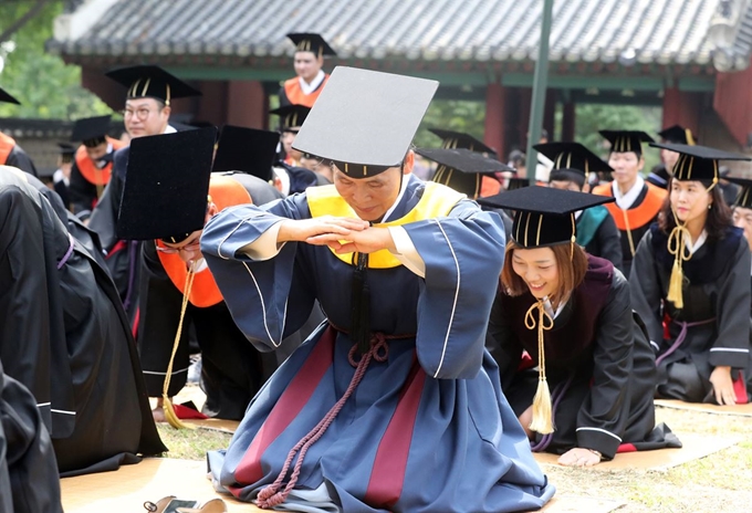 26일 서울 종로구 성균관대학교에서 열린 학위수여식에서 74세로 석사학위를 받는 김숙자씨가 고유례에 참석해 있다. 연합뉴스/그림 526일 서울 종로구 성균관대학교 대성전에서 졸업생들이 학위수여식에 앞서 열린 졸업 고유례에 참석해 있다. 연합뉴스