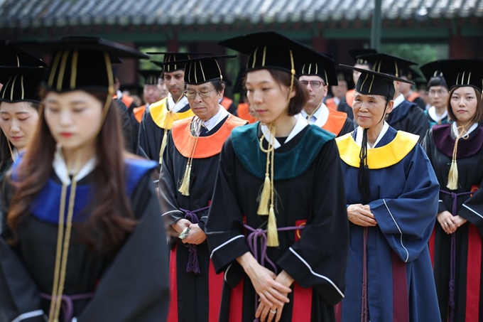 26일 오전 성균관대학교 2019년 여름 학위수여식에 앞서 서울 종로구 성균관대학교 대성전에서 최고령 졸업생인 김숙자(74)씨(오른쪽 두번째)를 비롯한 졸업생들이 고유례를 지내고 있다. 뉴시스