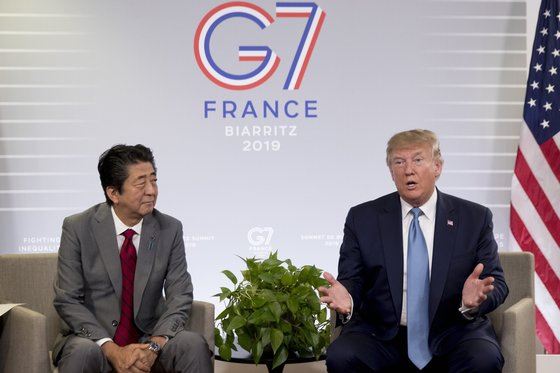 G7 정상회의 개최지인 프랑스 비아리츠에서 25일(현지시간) 도널드 트럼프 미국 대통령과 아베 신조 일본 총리가 정상회담을 하고 있다. AP 연합뉴스