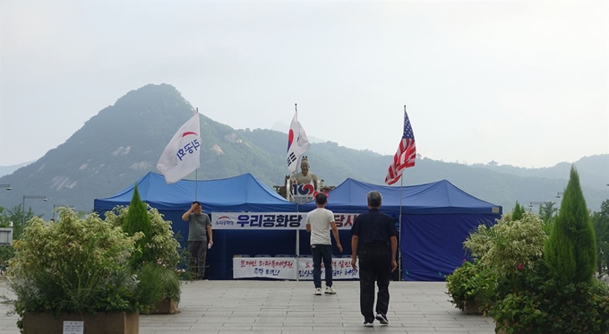 우리공화당이 지난 1일 오후 늦게 서울 광화문광장에 천막을 다시 설치했다. 2일 오전 광화문 광장에 설치된 우리공화당 천막 모습. 연합뉴스