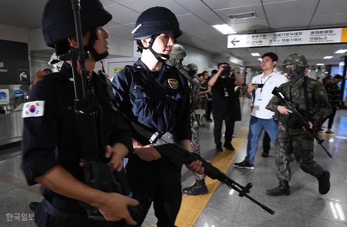 26일 서울교통공사가 지하철 종각역에서 지하철 테러 대응ㆍ재난대비 훈련을 진행하고 있다. 서재훈 기자