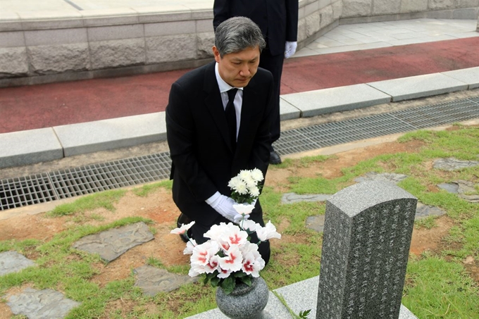 노태우 전 대통령의 아들 재헌씨가 23일 광주 북구 국립 5·18민주묘지를 찾아 윤상원 열사 묘소 앞에서 무릎을 꿇고 있다. '5·18 피고인'으로 처벌받은 전두환·노태우 전 대통령의 직계가족 가운데 광주 5ㆍ18묘지를 찾아 직접 사죄한 이는 재헌씨가 처음이다. 국립 5·18민주묘지 사무소 제공