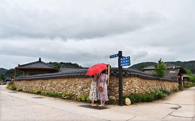 담도 낮고 집도 낮은 금당실마을에서는 양반 고을의 권위나 위압감이 없다.