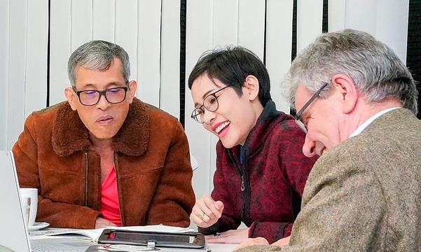 마하 와찌랄롱꼰 태국 국왕(왼쪽)과 시니낫 웡와치라파크디(가운데). AFP 연합뉴스