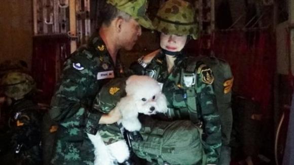 와치랄롱꼰 국왕(왼쪽)과 배우자 시니낫. AFP 연합뉴스