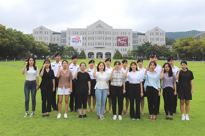 2019년 학군사관후보생에 선발된 학생들이 기념촬영을 하고 있다. 호서대 제공