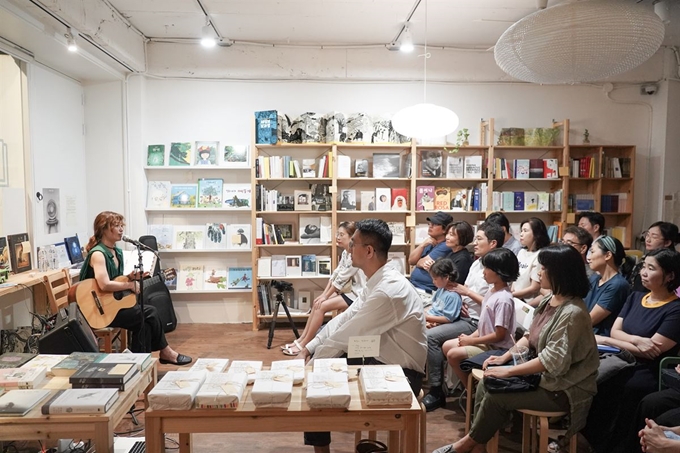 22일 책방오늘에서 열린 음악 낭독회에서 뮤지션 시와가 철학자인 고 김진영의 '아침의 피아노'를 낭독하고 있다. 최용석ㆍ책방오늘 제공