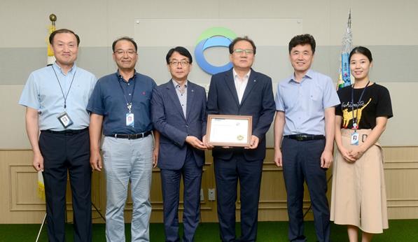 한국환경공단 장준영 이사장(왼쪽에서 네 번째)과 박찬호 경영기획본부장(왼쪽에서 세 번째)이 미국 커뮤니케이션(LACP) 비전어워드 대상 상장을 전달받고 직원들과 기념촬영을 하고 있다.