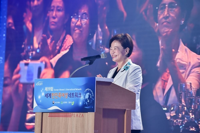 진선미 여성가족부 장관이 27일 ‘제 19회 세계한민족여성네트워크’개막식에서 축사를 하고 있다. 여성가족부 제공