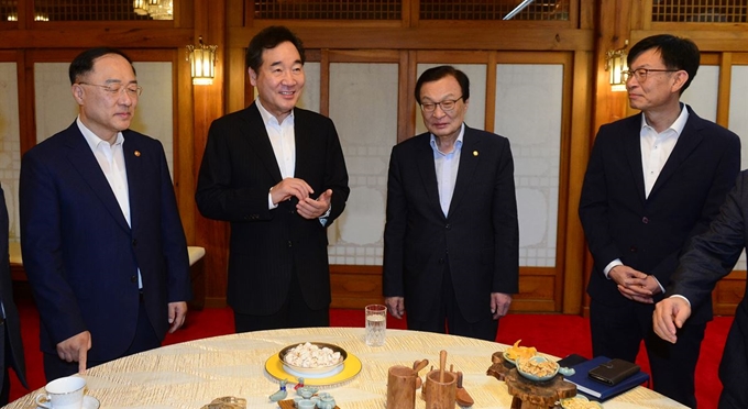 이낙연(왼쪽 두번째) 국무총리가 27일 오전 서울 종로구 삼청동 총리공관에서 열린 고위 당정청 회의에 참석해 이해찬(오른쪽 두번째) 더불어민주당 대표, 홍남기(왼쪽) 경제부총리, 김상조(오른쪽) 청와대 정책실장 등과 대화하고 있다. 이 자리에서 이 총리는 일본을 향해 “수출규제를 철회하면 지소미아 종료를 재검토할 수 있다”고 밝혔다. 연합뉴스