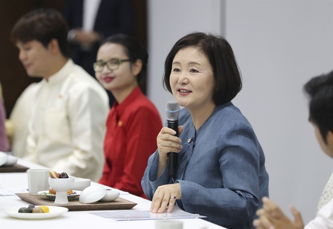 김정숙 여사가 27일 오후 부산 해운대구 아세안문화원에서 태국, 미얀마, 라오스 유학생들과 간담회를 하고 있다. 청와대 제공