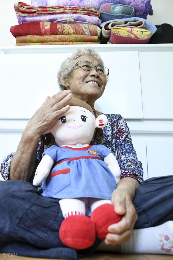 [저작권 한국일보] 강원 춘천시 별빛마을 주옥순씨가 13일 어르신용 돌봄 로봇 인형 '효돌'의 머리를 어루만져 주고 있다. 주씨는 인형을 '아가'라 부른다. 춘천=이한호 기자