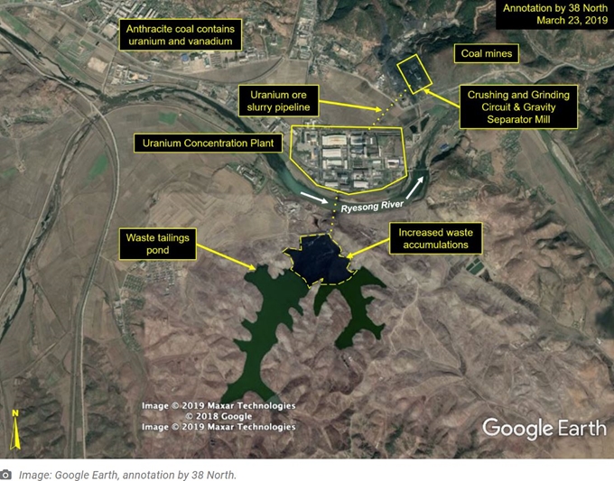 미국 북한전문매체 38노스가 27일 공개한 지난 3월 23일자 위성사진으로, 예성강 지류 북쪽에 북한의 평산 우라늄 공장이 위치해 있다. 공장과 지류 남쪽에 있는 저수지에 공장에서 방출된 폐기물로 추정되는 검은 물질이 보인다. 미국의 민간 북한 분석가인 제이콥 보글은 공장에서 나온 방사성 폐수와 폐기물이 저수지 대신 지류에 누출됐다고 주장했다. 38노스 홈페이지 캡처