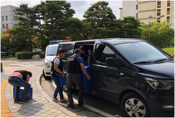 인천경찰청 광역수사대 관계자들이 28일 오전 인천 남동구 구월동 인천경찰청 청사 앞에서 압수물인 현금을 차량에 싣고 있다. 이환직 기자