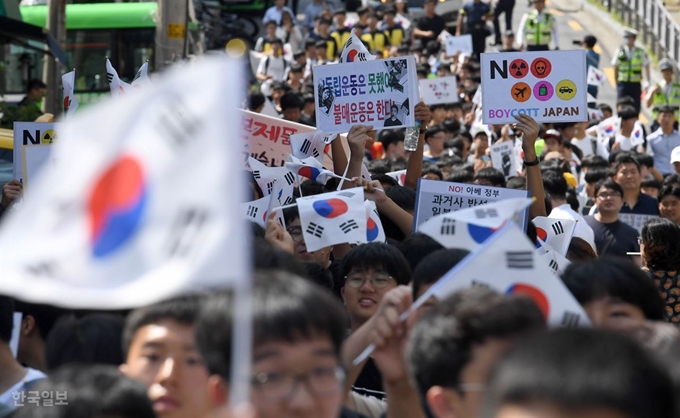 '3.1 만세운동 100주년 기념 숭실 평화 대행진' 참가하는 학생들이 28일 오후 서울 숭실고등학교에서 출발해 녹번 평화의 공원까지 행진하고 있다. 서재훈 기자