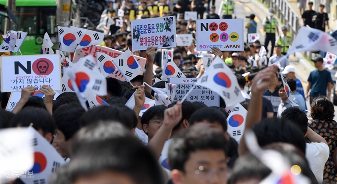 '3.1 만세운동 100주년 기념 숭실 평화 대행진' 참가하는 학생들이 28일 오후 서울 숭실고등학교에서 출발해 녹번 평화의 공원까지 행진하고 있다. 서재훈 기자