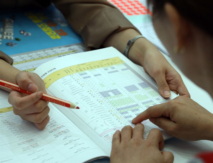 28일 오후 서울 세종대학교에서 열린 '2020년도 서울시 학교 밖 청소년 대학진학박람회'에서 수험생들이 진학 상담을 받고 있다. 연합뉴스