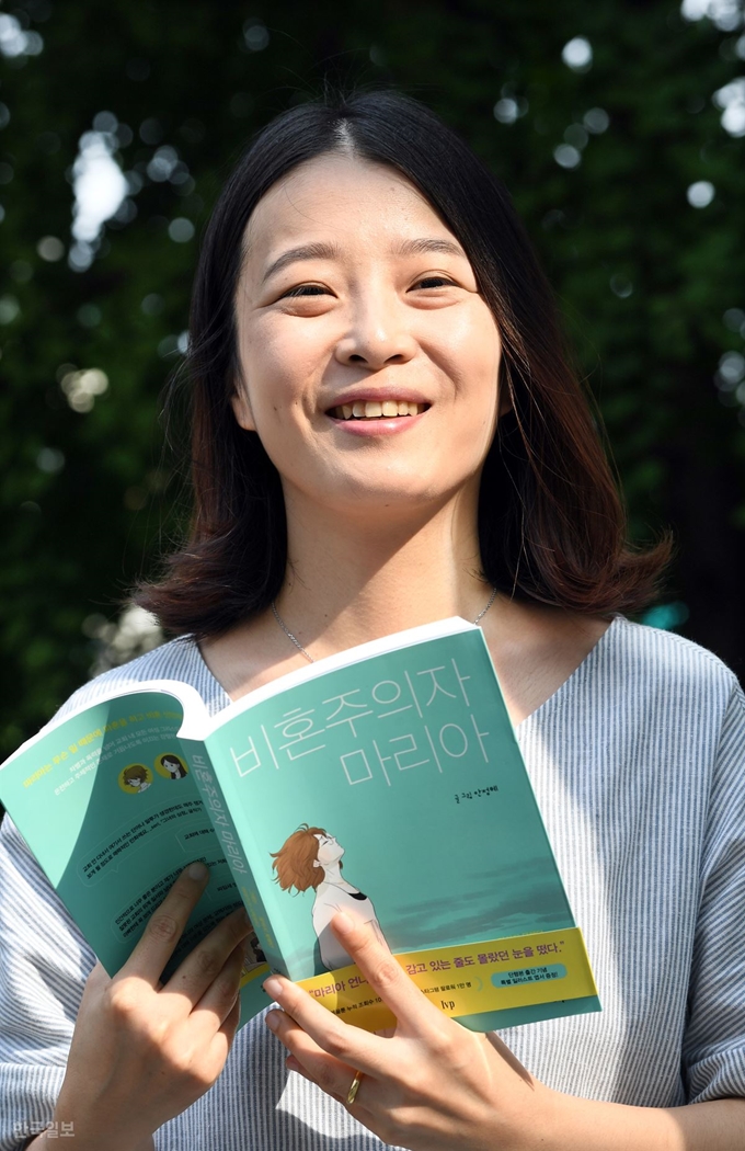 ‘비혼주의자 마리아’를 그리기 전까지만 해도, 안정혜 작가는 페미니즘은 자신과 무관한 얘기라고 생각했다. 취재를 하고 만화를 그려나갈수록, 지금껏 외면해왔던 기억과 감정들이 쏟아져 나왔다. 만화를 그리는 시간은 작가 자신에게도 트라우마와 싸우는 시간이었다. 고영권 기자