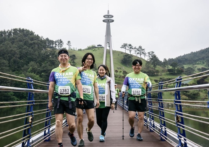 기부 마라톤 2018 옥스팜 트레일워커에 참가한 참가자들이 지리산 일대를 활기차게 걷고 있다. 옥스팜 트레일워커 공식 홈페이지 캡처