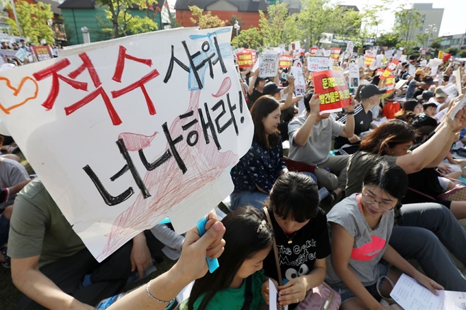 7월 16일 오후 인천 서구 인천 2호선 완정역 인근에서 시민들이 '붉은 수돗물' 사태의 철저한 원인규명과 대책을 촉구하며 구호를 외치고 있다. 인천시는 최근 서구 일대에서 발생한 적수(赤水)는 가정으로 공급되는 수돗물의 수압이 갑자기 상승해 발생한 것으로 조사됐다고 밝혔다. 뉴스1