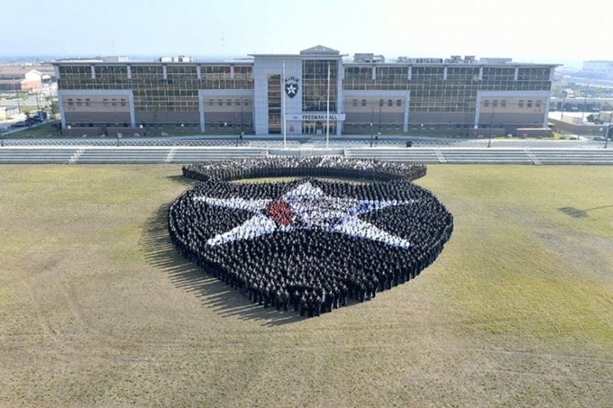 지난 5월 10일 경기 평택시 캠프 험프리스에서 주한미군 제2보병사단/한미연합사단이 '인간 인디언헤드 패치'를 재연하고 있다. 연합뉴스