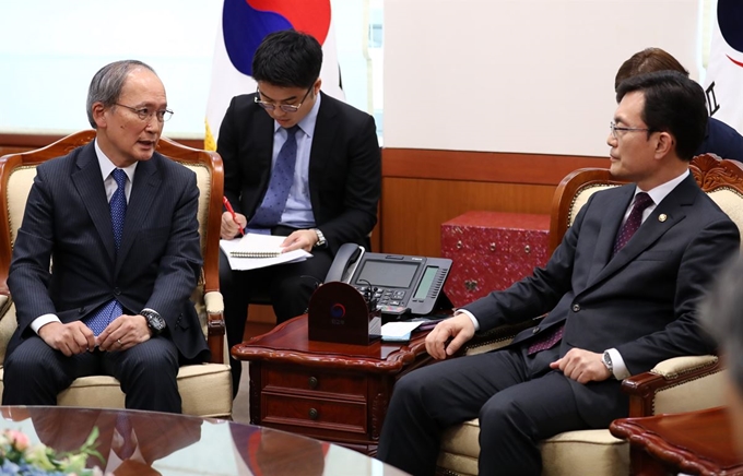 2일 일본 정부가 한국을 화이트리스트(수출심사 우대국)에서 제외하는 결정을 내린 것과 관련해 조세영(오른쪽) 외교부 제1차관이 이날 나가미네 야스마사 주한 일본대사를 서울 종로구 외교부 청사로 불러 발언하고 있다. 고영권 기자