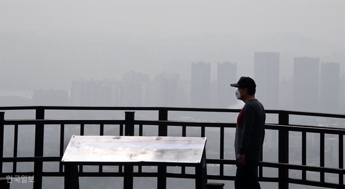 지난 3월 서울 남산에서 바라본 시내가 미세먼지로 흐려져 있다. 한국일보 자료사진