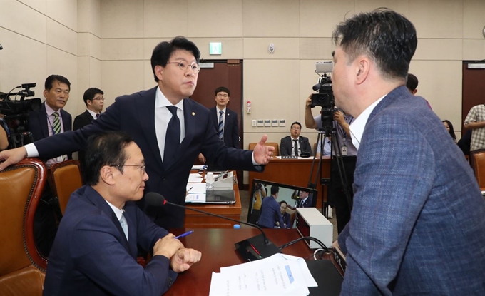 29일 오전 열린 국회 정치개혁특별위원회 전체회의에서 더불어민주당 소속 홍영표 위원장(왼쪽부터)을 찾은 자유한국당 소속 장제원, 더불어민주당 소속 김종민 간사가 서로의 입장을 주장하고 있다. 연합뉴스