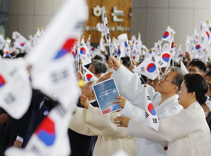 문재인 대통령이 15일 오전 천안 독립기념관 겨레의 집에서 열린 제74주년 광복절 경축식에서 참석자들과 함께 태극기를 흔들고 있다. 연합뉴스