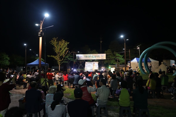 안동시 강남동 공동협의체가 27일 개최한 ‘가족사랑 강남음악회’가 성황을 이뤘다. 안동시 제공.